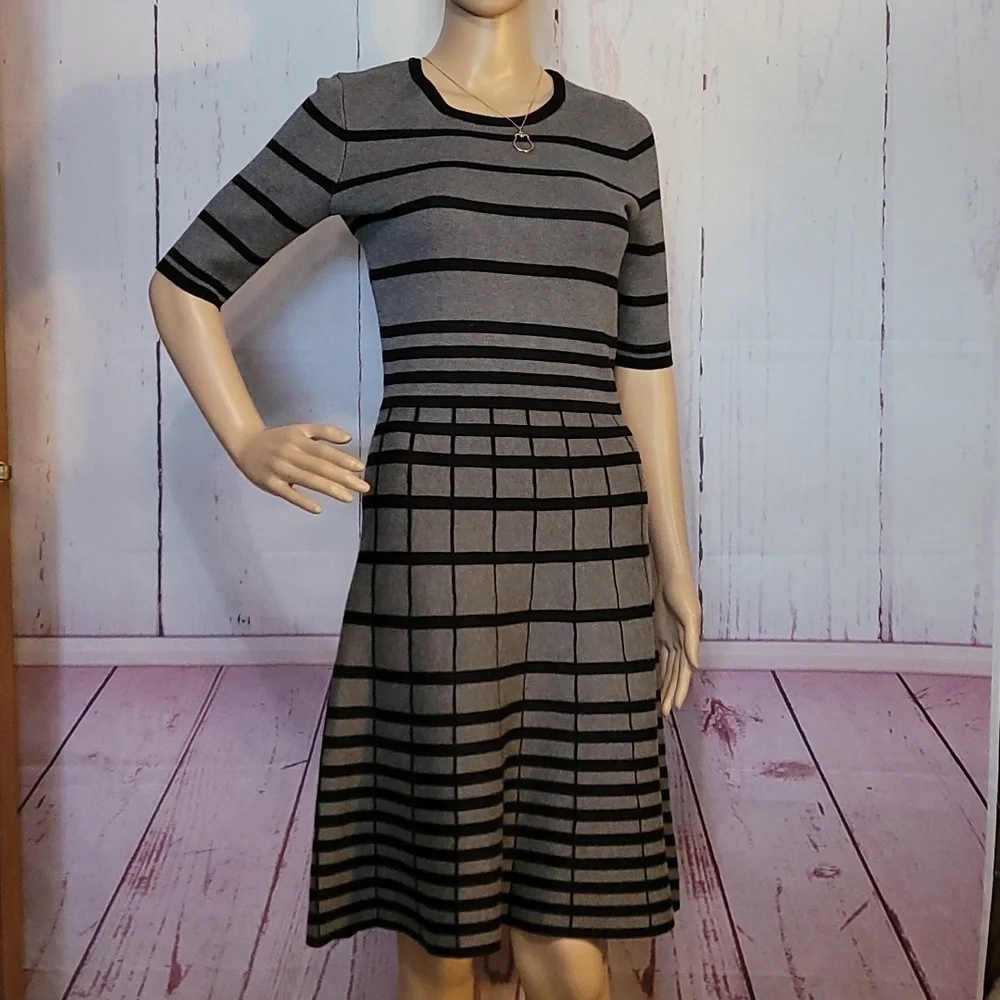 Gabby Skye Gray w/Black knit fit & flare Dress